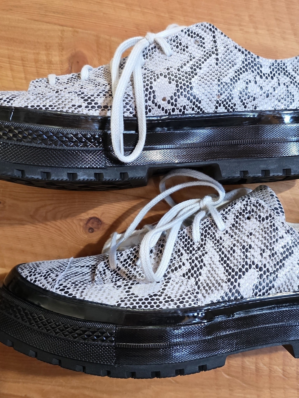 Converse Chuck 70 Formal Suede Snake Print Sneakers Size 8.5 Mens/10.5 W NWOT - Picture 2 of 5